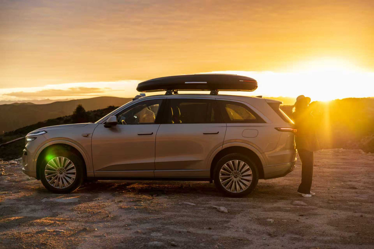 Wheelsboyselect Enroad Roof Box on SUV at sunset – 2025 Red Dot winner, smart travel cargo solution for mobile users.