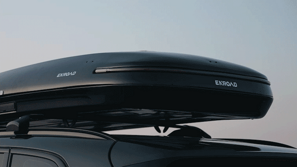 Wheelsboy Select ENROAD Roof Box’s full-width tail lights make it “The Ultimate Eye-Catcher on Road”, blending head-turning style with enhanced visibility. Engineered for both aesthetic appeal and practical safety, it stands out while keeping your journey secure.