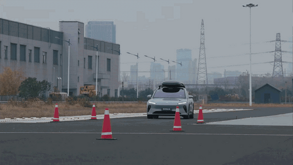 Wheelsboy Select ENROAD Roof Box undergoes rigorous tests: Sudden Brake Test ensures stability during emergency stops, Belgian Road Test verifies durability on rough terrains, and Moose Test guarantees safety in evasive maneuvers. Experience a roof box engineered for all-road reliability.